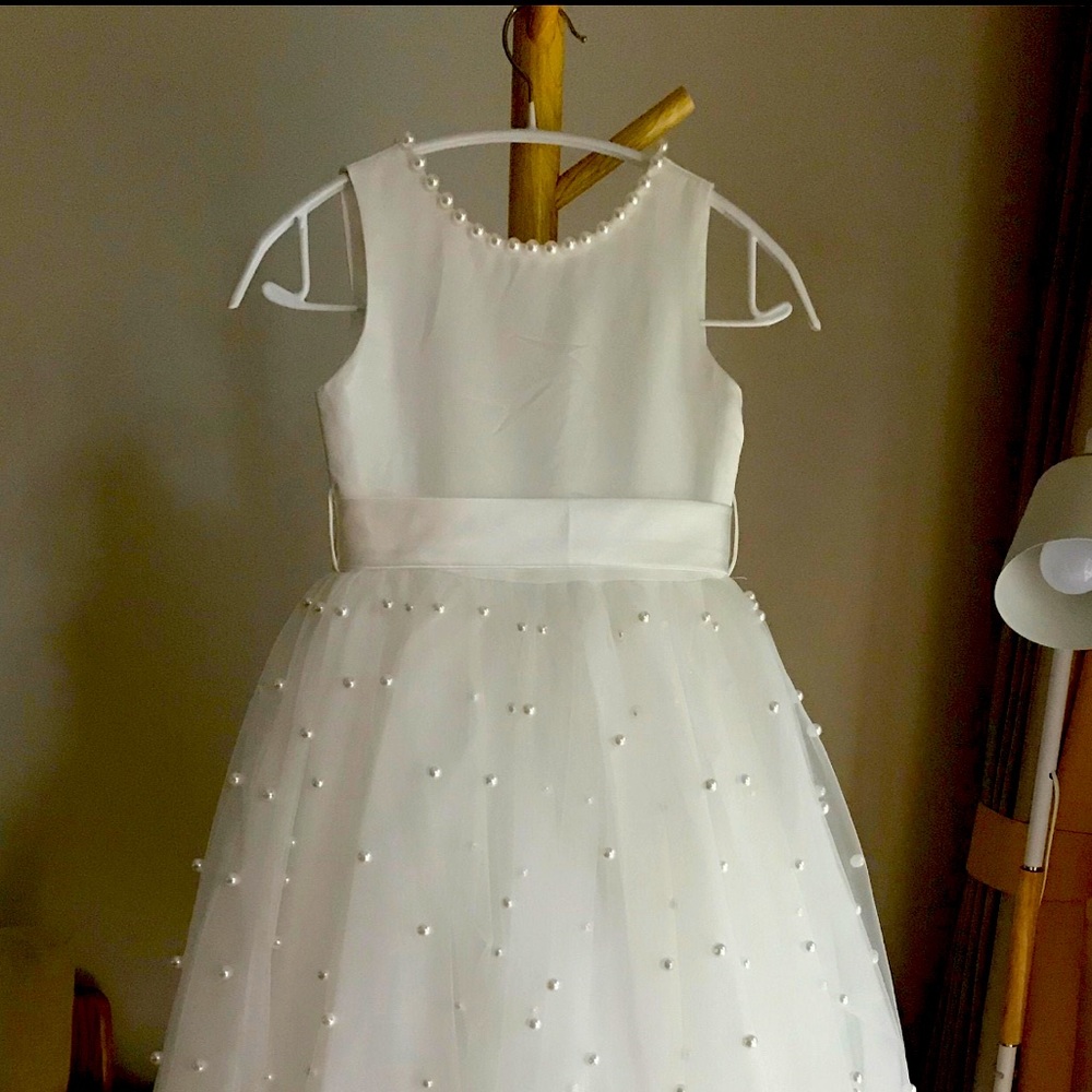 Tulle off white flower girl dress, V back top dress with pearls. Size 8 Girls